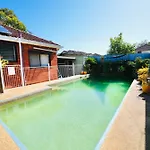 3Br House With Swimming Pool In Sydney