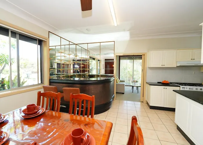 3Br House With Swimming Pool In Sydney
