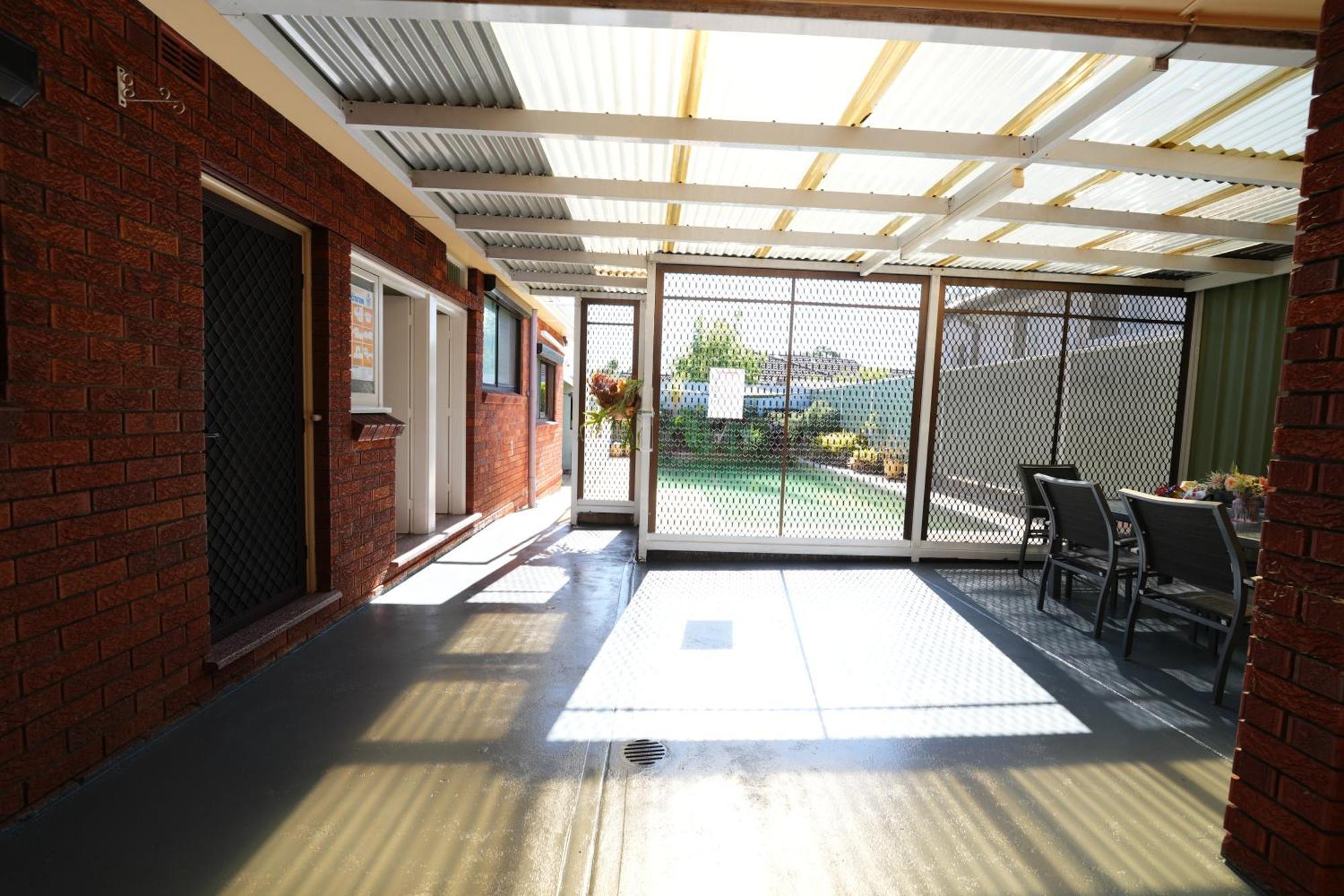 3br House With Swimming Pool In Sydney